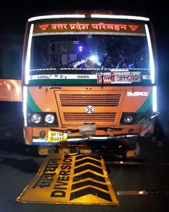 After the accident, there was a jam on the Delhi highway, vehicles kept crawling