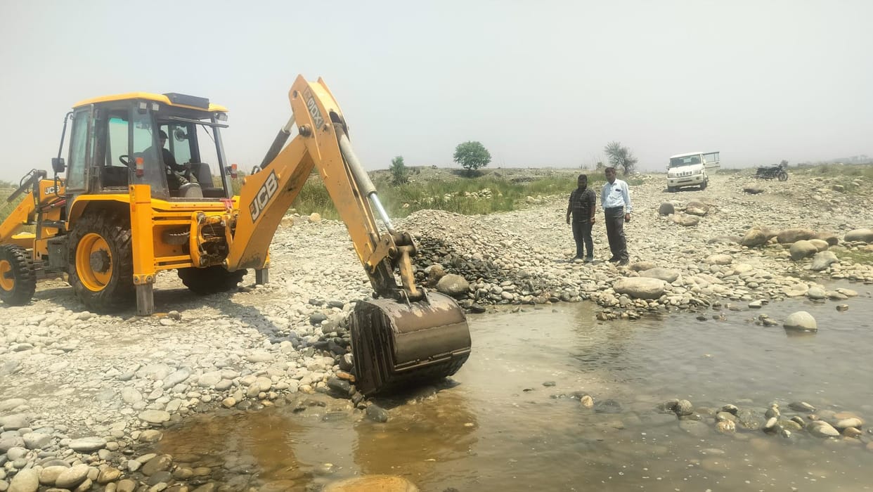 Illegal mining in Ravi, mining department arrived in the morning, dug a pit and closed the road