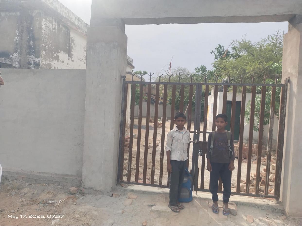 Master ji reached school late, gate was locked