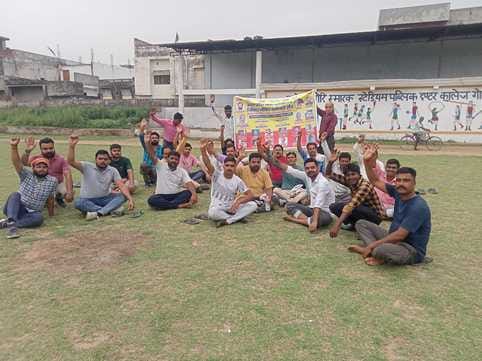 Electricity contract workers protested against layoffs