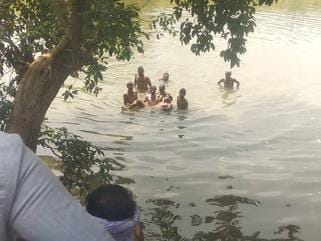 तलाश से शव निकालते ग्रामीण (फोटो:अमर उजाला)
