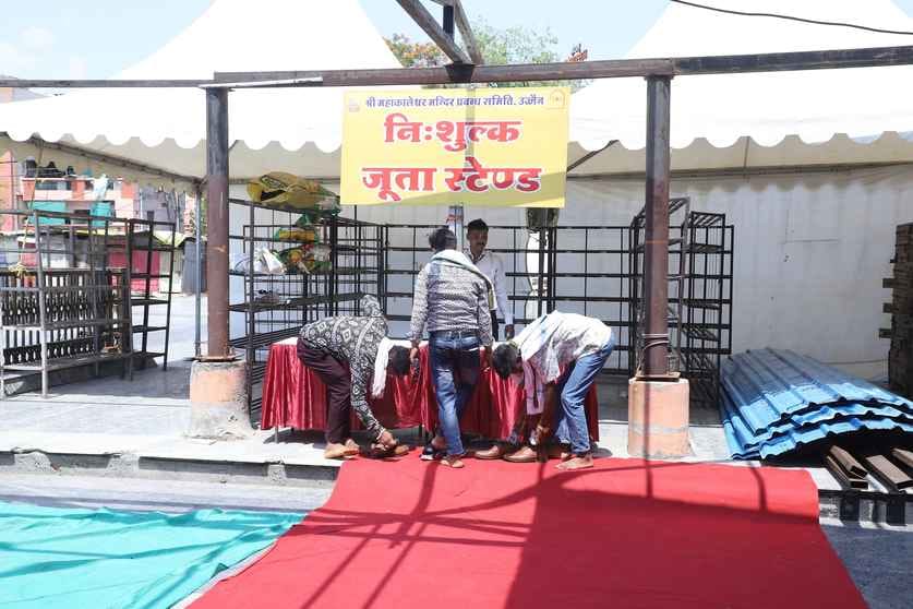 Mahakaleshwar Management Committee made arrangements shade, matting and water as coolers