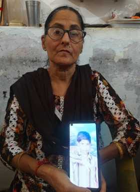 Missing son returns home after 29 years, mother breaks down