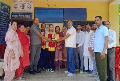 Real sisters came in the merit list of board exams, Panchayat honoured them along with their parents