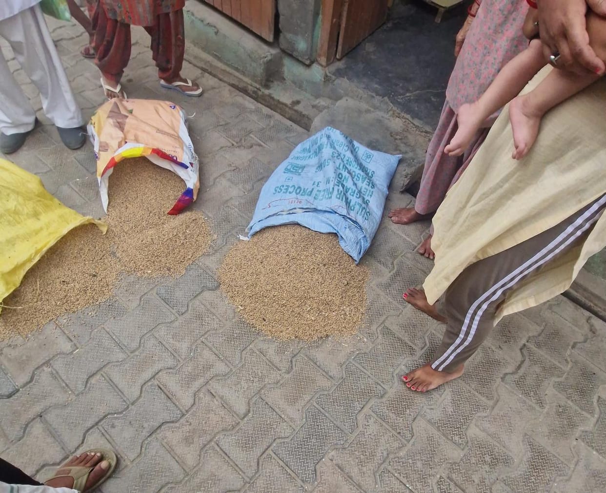 Bad ration reached Dhanana Pratham's ration depot