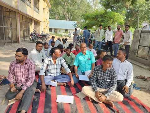 The strike of electricity outsourced workers continues for the third day