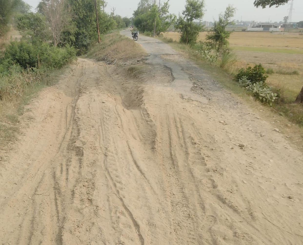 A road was made by cutting the dam, flood will become a problem