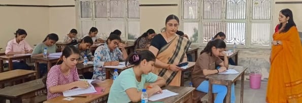 50 girl students participated in the scholarship test