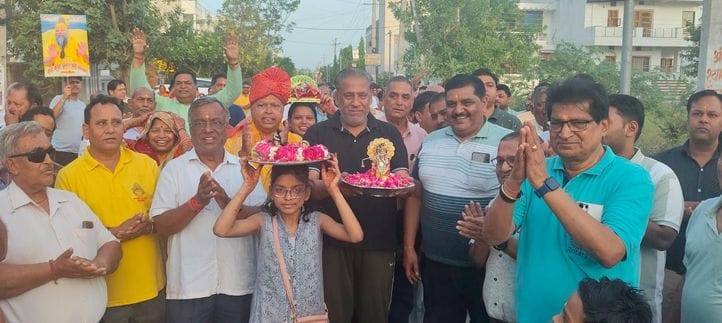 During the Prabhat Ferry, the cheers for the queen echoed in HUDA Sector