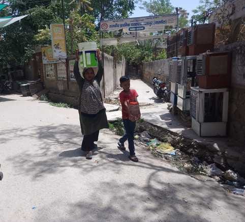 There is a shortage of water in Pranpura, women are forced to carry it on their heads