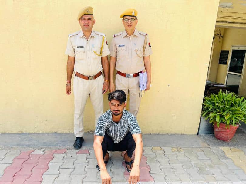 पुलिस की गिरफ्त में आरोपी।