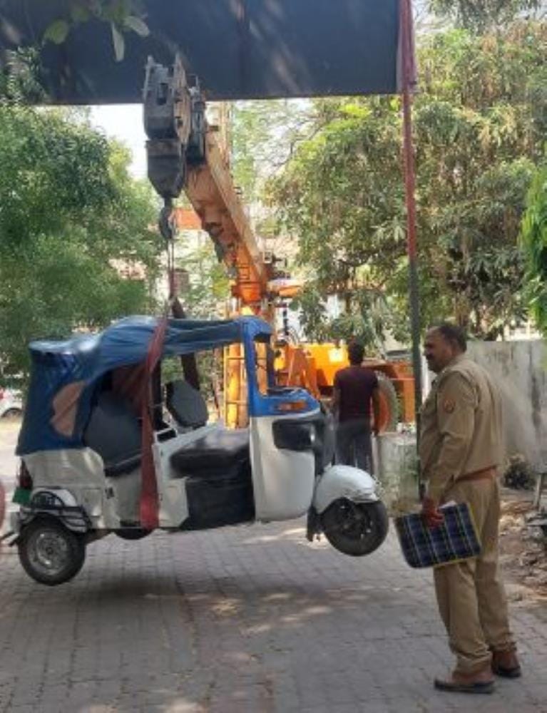 E-auto fell into drain after being hit by crane, old man died