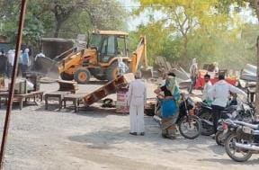 Bulldozer roared in Nabipur, 45 illegal temporary shops were removed from the canal track
