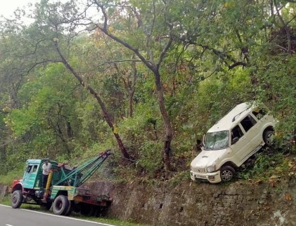 Scorpio fell into the ditch and got stuck on the trees, tourists were saved