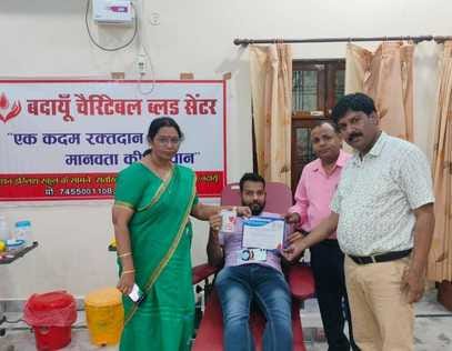 BN Singh's death anniversary was celebrated by donating blood and distributing fruits