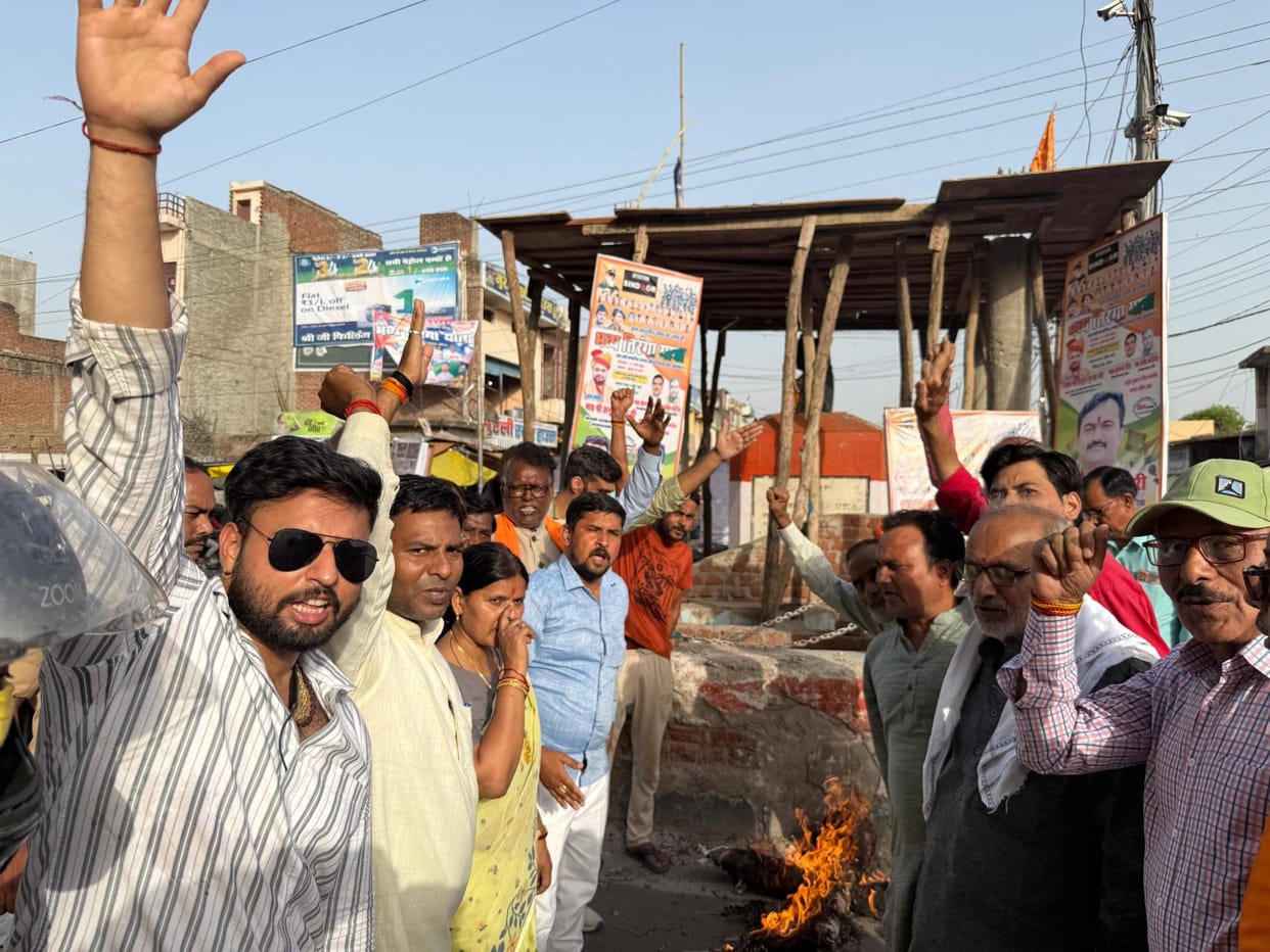 BJP members burnt the effigy of SP's national general secretary