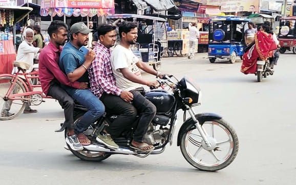 Four people ride on one bike, life in danger