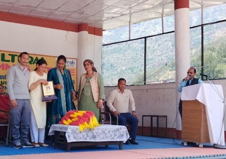 Vaishali who came in top-10 was honored