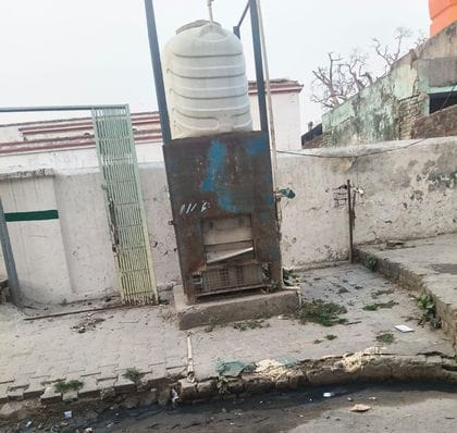 Passengers were looking for water at Ramzanpur stand