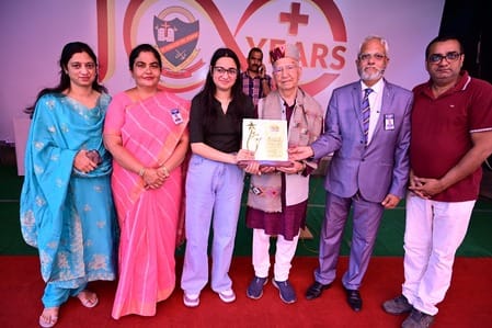 Shanta Kumar honored Siya Walia