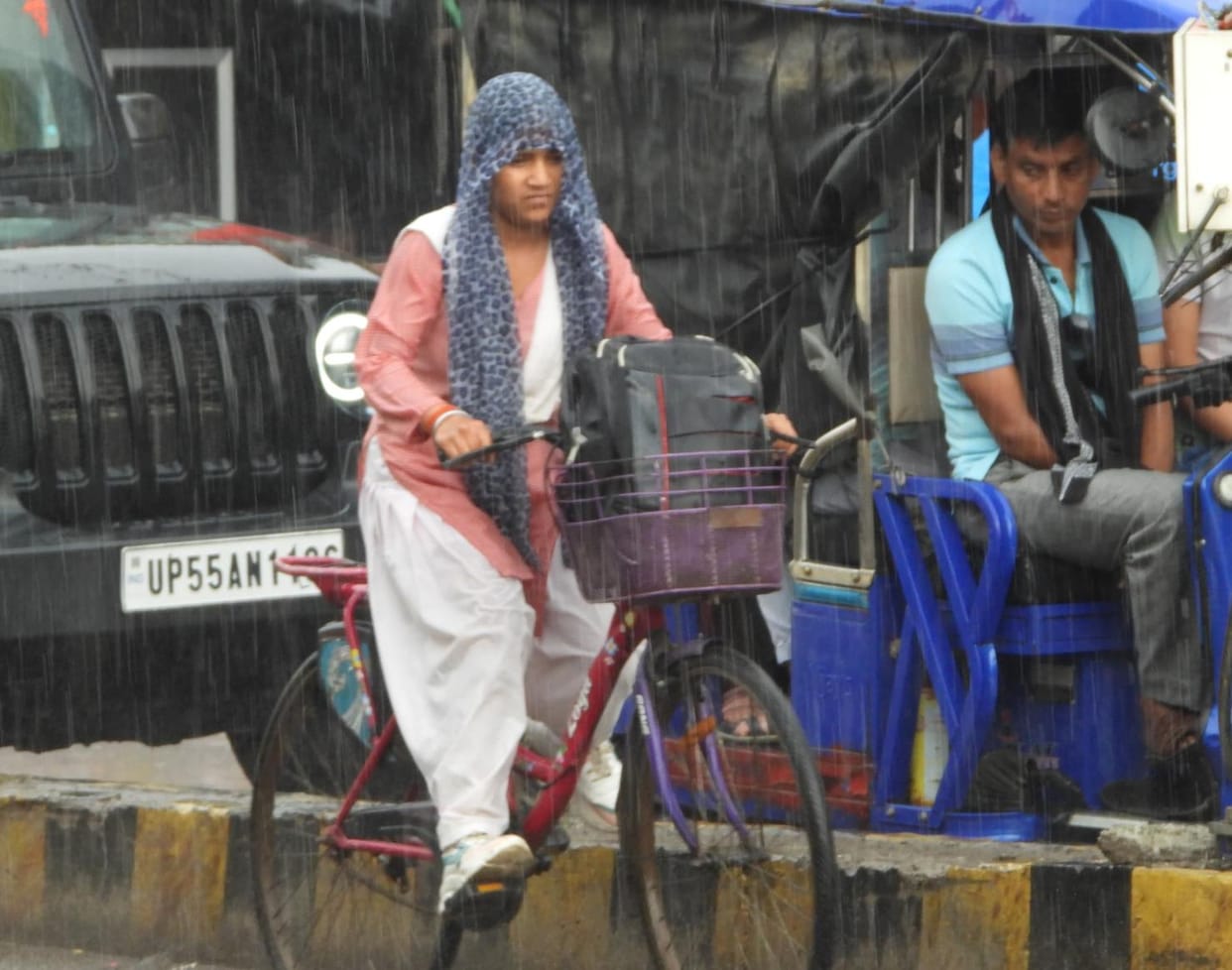 Drizzle all day long... farmers are happy, but there is trouble on the road