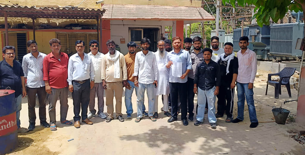 विद्युत विभाग में नाराजगी जताने पहुंचे शहर के लोग।