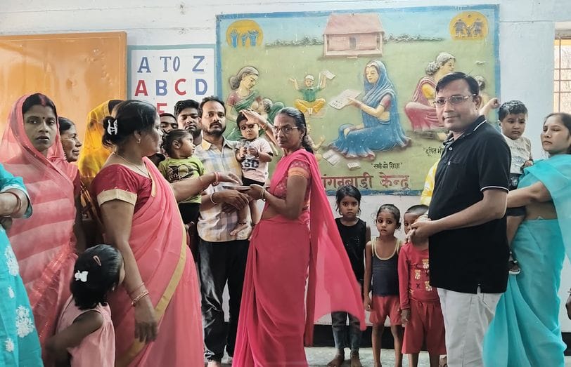 Tilak was applied to the children who came to take admission in Arjunpurwa Anganwadi Center