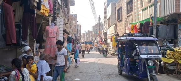 Markets remained open during weekly shutdown, workers troubled