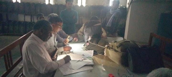Employees of Bhinga tehsil forced to work in the light of mobile