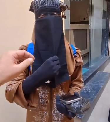 बुर्का पहनकर घूम रहे युवक को लोगों ने पकड़ा