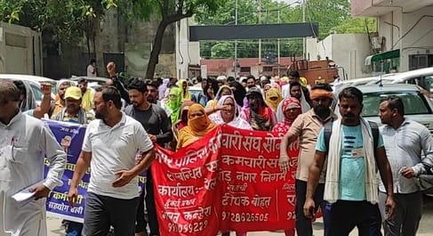 Cleaning workers protested and broke the pot