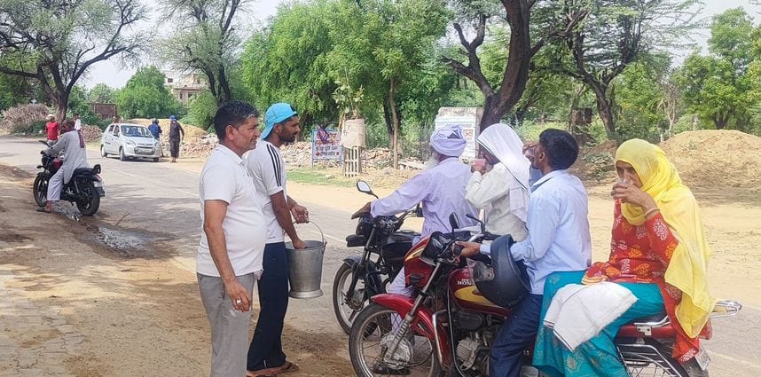 People were given sweet water by setting up a Chhabil