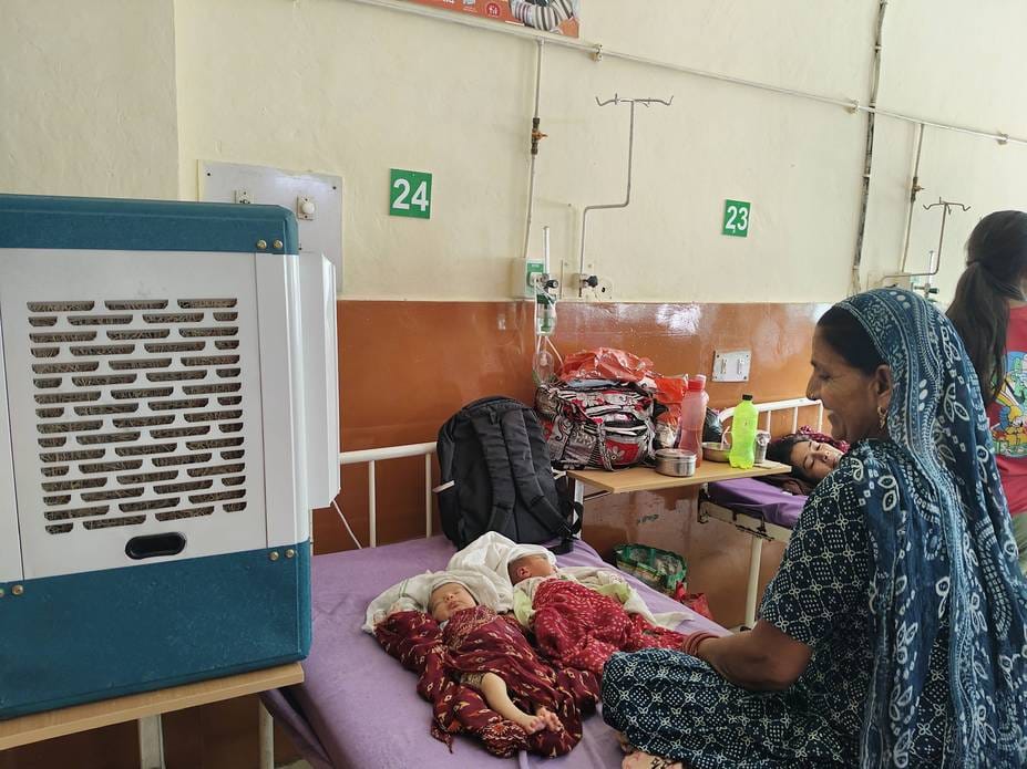 Doctors are breathing cold air, mother and child are punished by heat