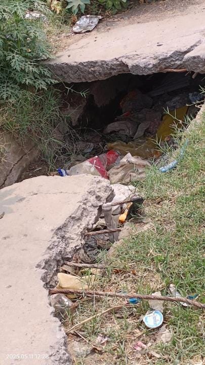 Rainy drain is clogged with dirt, people are troubled