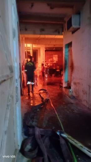 A huge fire broke out in the refined and oil warehouse, causing panic