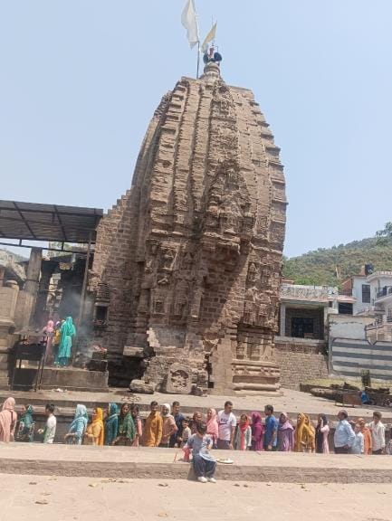 There was a huge crowd of devotees at Bilkeshwar Mahadev temple