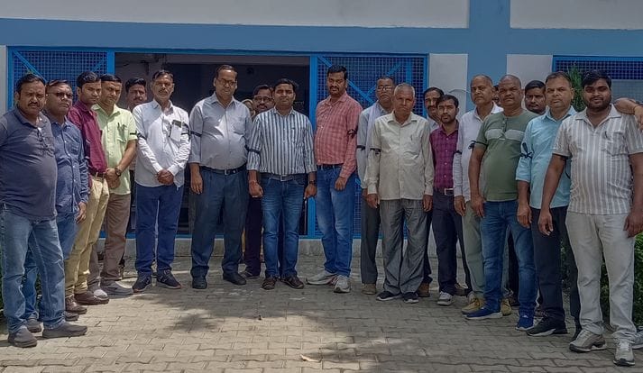 Tubewell operators expressed their protest by tying black bands