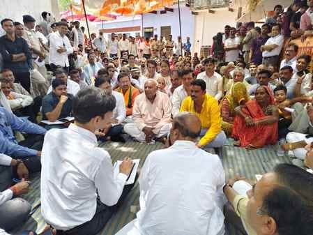 The Union Minister's public meeting takes place in Tikamgarh Lok Sabha in a temperature of 42 degrees