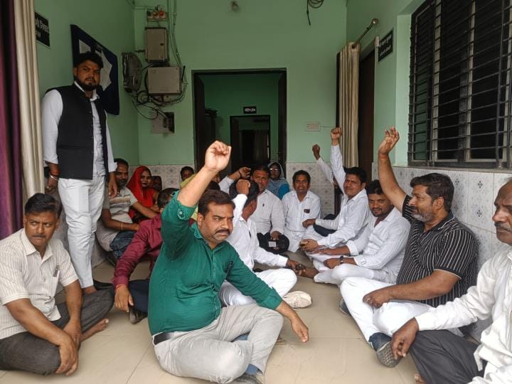 After uproar, the meeting of Mehdawal Nagar Panchayat was postponed, the councilors raised slogans