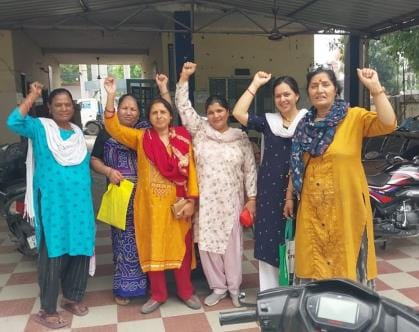People angry over not filling potholes protest on highway