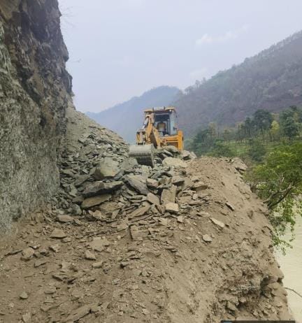 Movement of heavy vehicles stopped between Sinkholi-Bagdi village