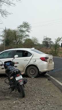 सड़क हादसे में क्षतिग्रस्त कार।