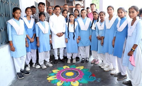 Girls decorated Rangoli, Alina came first in the race