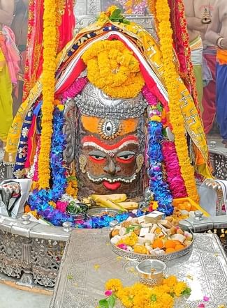 Ujjain News: बाबा महाकाल का त्रिनेत्र खुला, मस्तक पर चंदन और गले में रुद्राक्ष की माला पहनकर दिए भस्म आरती दर्शन