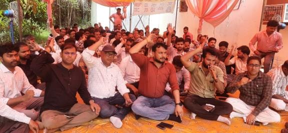 Electricity workers protest against privatization
