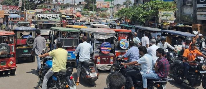 Jam in the city due to haphazard parking, people burnt in hot sun