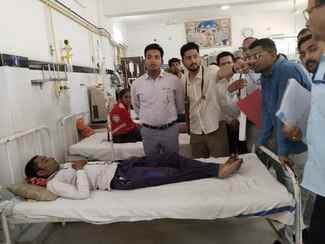 अस्पताल में मरीजों के हाल जानते विधायक एवं कलेक्टर
