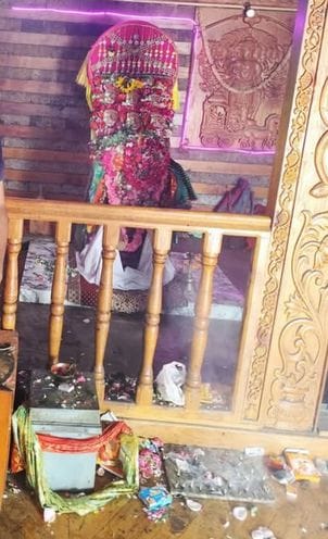 There was a long queue of devotees in the court of Chhamhani Narayan