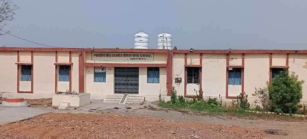 छात्रावास में लगा ताला।