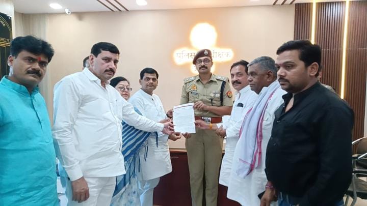 Demand to file a report against the BJP members who burnt the effigy